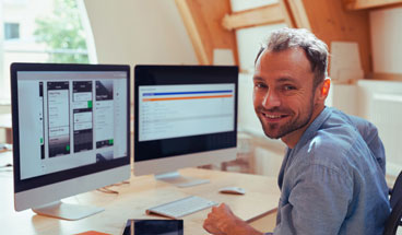 Programista siedzący przed komputerem